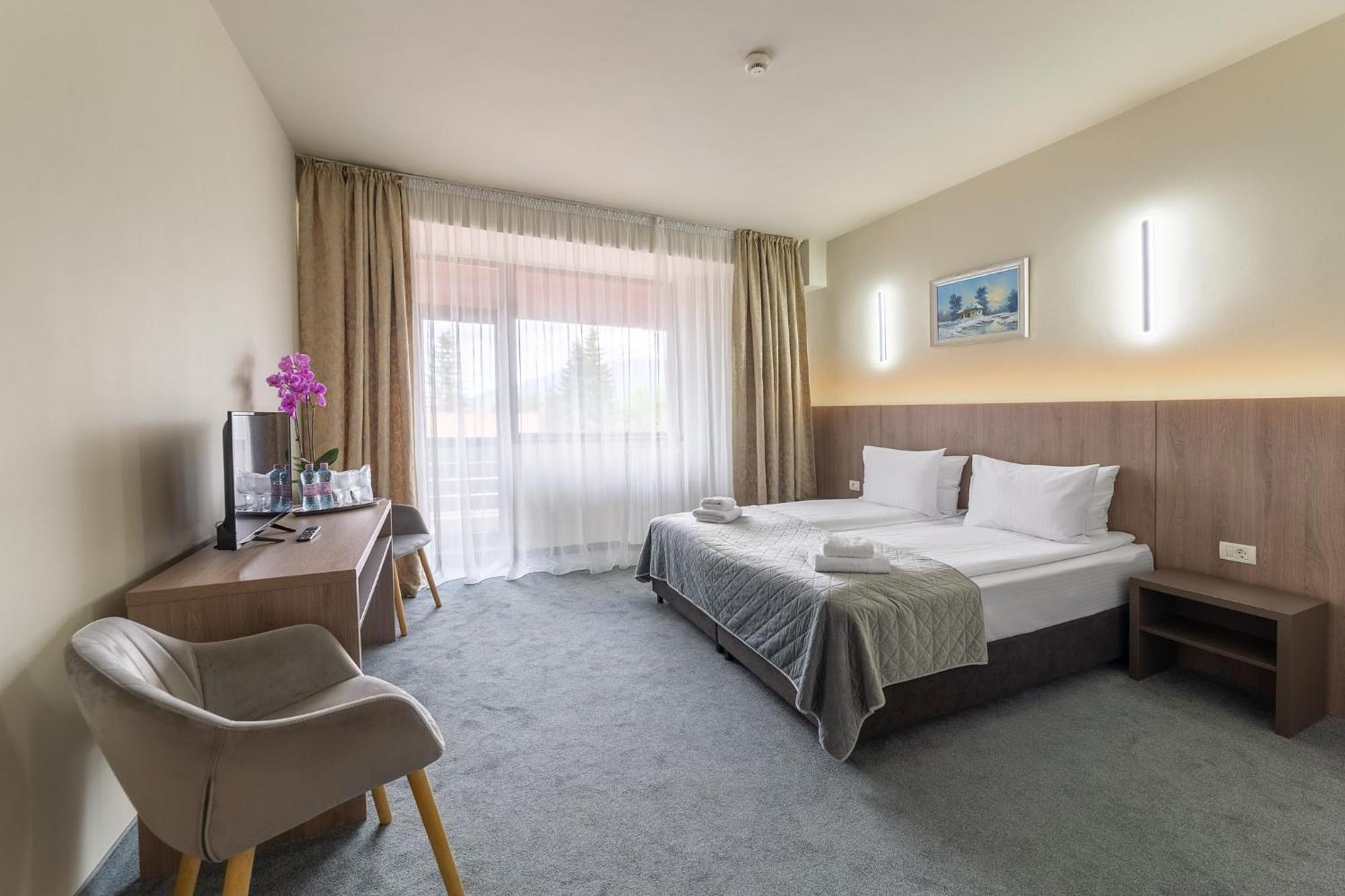 Hotel Hera เปรดัล ภายนอก รูปภาพ